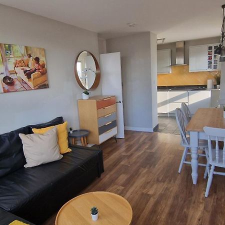 Beautiful 3-Bedroom Flat With Stunning Views London Bagian luar foto